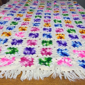 Grandma Square au crochet afghan, acrylique, couleurs primaires, bords de blanc, 62 pouces par 45 pouces