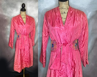 40's 50's Women's Pink Quilted Satin Robe, Embroidered Satin Robe, Vintage Dressing Gown, Size Medium