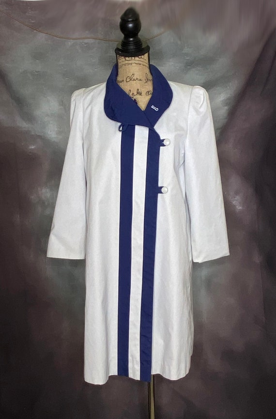 70's Mod Raincoat, White Blue Raincoat, Knee Leng… - image 4