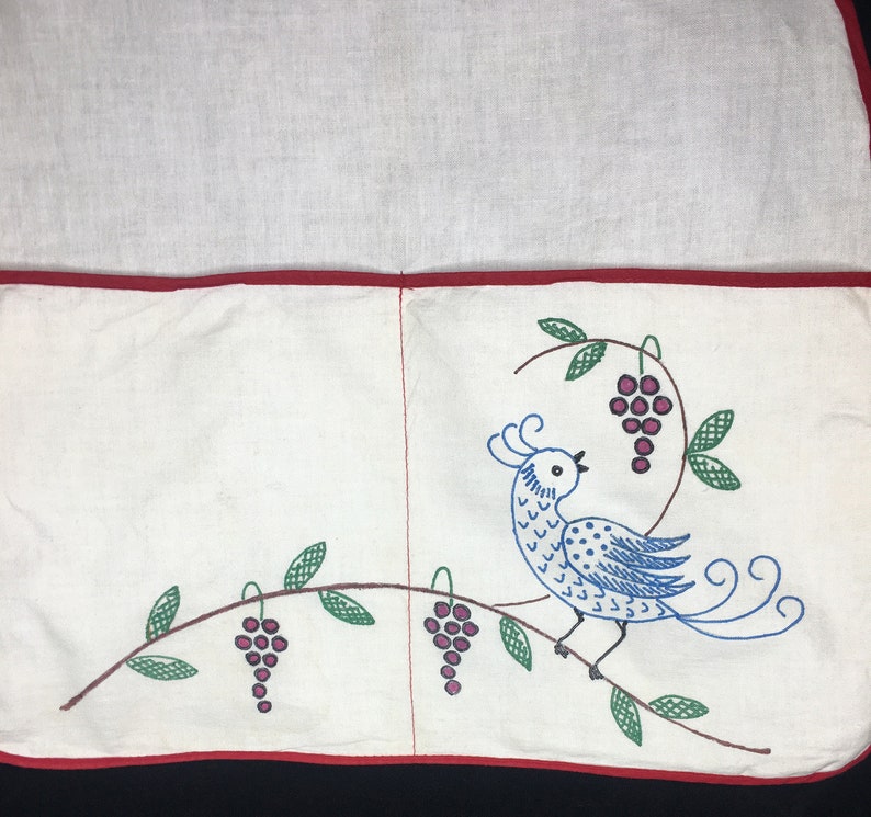 1950/'s Half Apron Printed Bird on Grape Vine Vintage Child/'s Apron Front Pockets Girl/'s Apron Whte with Red Piping