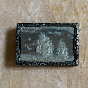 Fibbia per cintura in pietra intagliata e ottone a forma di nave alta di Incolay Studios, datata 1976