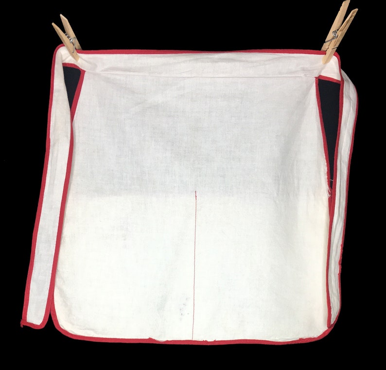 1950/'s Half Apron Printed Bird on Grape Vine Vintage Child/'s Apron Front Pockets Girl/'s Apron Whte with Red Piping
