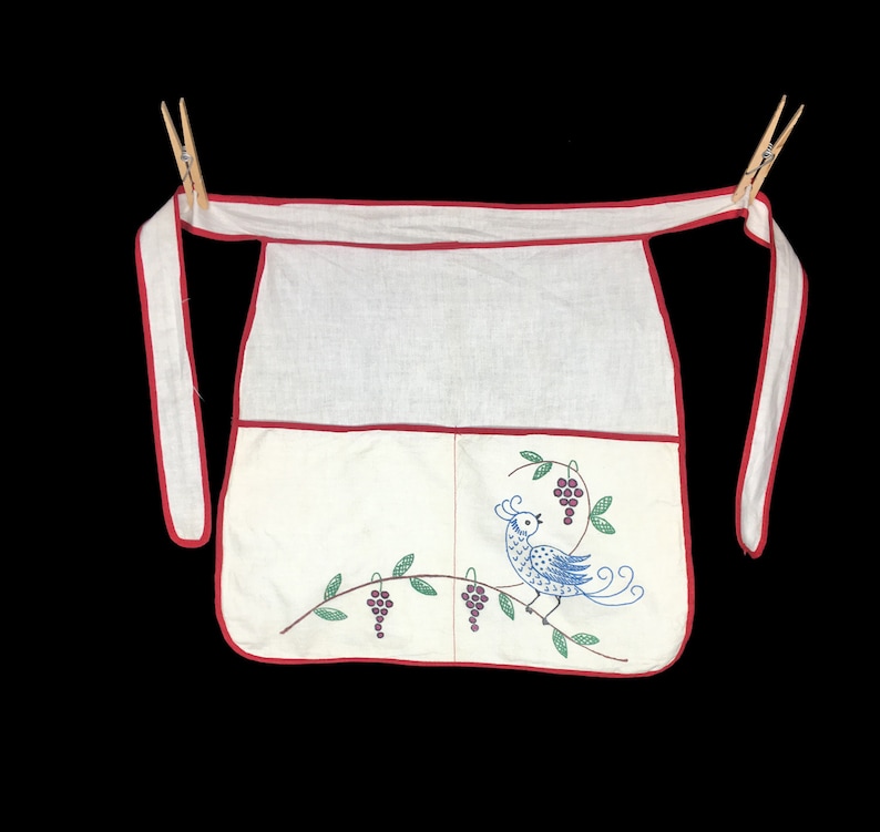 1950/'s Half Apron Printed Bird on Grape Vine Vintage Child/'s Apron Front Pockets Girl/'s Apron Whte with Red Piping