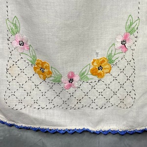 Vintage Table Runner, Vintage Doily, Vintage Dresser Scarf, Embroidered Table Runner, Floral Table Runner, Linen Dresser Scarf, 50s Doily