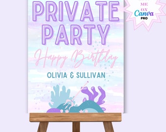 Op de afbeelding: Een paars en blauw aquarel bord met de tekst "Private Party" en "Happy Birthday Olivia & Sullivan". Het bord staat op een houten ezel.