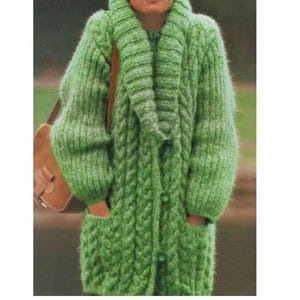 Peut inclure: Un cardigan en tricot torsadé vert lime à manches longues, doté d'un large col châle, de trois boutons sur le devant et de deux grandes poches plaquées. La texture est duveteuse et épaisse, descendant jusqu'à mi-cuisse avec une coupe ample.
