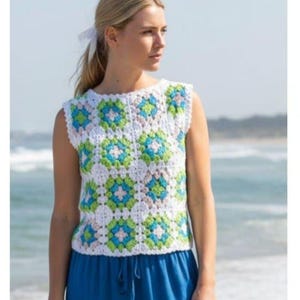 Könnte beinhalten: Ein ärmelloses Häkeloberteil mit einem sich wiederholenden Granny-Square-Muster in Weiß, Limettengrün und leuchtendem Blau. Das Kleidungsstück hat einen Rundhalsausschnitt und einen geraden Saum, gefertigt aus verbundenen Quadratmotiven mit weißem Rand.