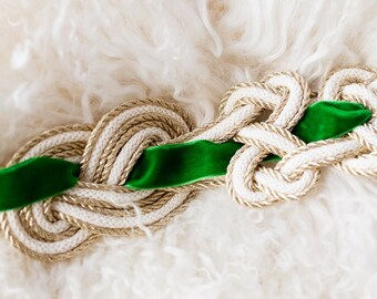 Cordón de ayuno de mano de terciopelo -nudo infinito personalizable, cordón de nudo celta, cordón de boda a mano en natural/oro con cinta de terciopelo verde