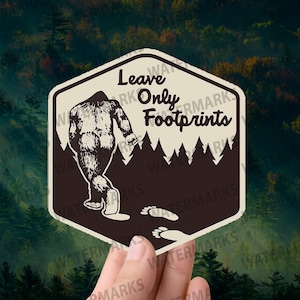 Bigfoot-sticker "Leave Only Footprints" - vinylsticker retro wildernis wandelen