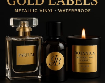 Può includere: Un flacone di profumo, un flacone scuro con un'etichetta dorata e una candela nera con un'etichetta dorata sono esposti su uno sfondo nero. Il flacone di profumo ha un tappo dorato e la parola "PARFUM" sull'etichetta. La candela recita "BOTANICA NATURAL SOY CANDLE BY CALM 227g."