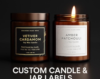 Puede incluir: Dos velas en frascos de vidrio marrón con etiquetas. Una vela está etiquetada como "Vetiver Cardamomo" y la otra como "Ámbar Pachulí". La vela de la derecha está encendida. El texto "Custom Candle & Jar Labels" está en la parte inferior.