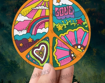 Può includere: Un adesivo a forma di segno della pace con un arcobaleno, nuvole, stelle, un cuore e la parola "LOVE" in stile retrò.