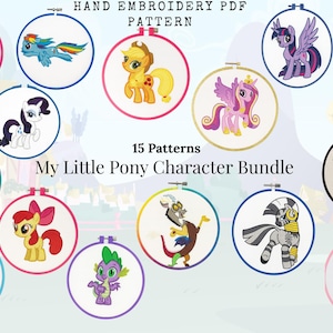 Op de afbeelding: Een verzameling van 15 handborduurpatronen in PDF-formaat met My Little Pony-personages. Elk ontwerp wordt weergegeven in een ronde borduurring. De afbeelding bevat personages als Pinkie Pie, Rainbow Dash en Twilight Sparkle.