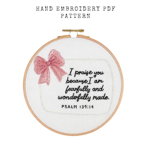 Può includere: Un modello PDF di ricamo a mano in un telaio di legno. Il design presenta un fiocco rosa e il testo "I praise you because I am fearfully and wonderfully made. Psalm 139:14."