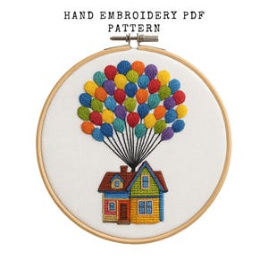 Puede incluir: Patrón PDF de bordado a mano que presenta una casa colorida levantada por un grupo de globos bordados. La casa está detallada con detalles azules, amarillos y rojos. El texto "HAND EMBROIDERY PDF PATTERN" está en la parte superior.