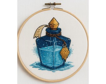 Peut inclure: Broderie d'une bouteille de potion bleue avec un bouchon et un charme dorés, dans un cercle à broder en bois. La bouteille a une étiquette et est entourée de détails bleus ressemblant à de l'eau. L'œuvre est sur tissu blanc.