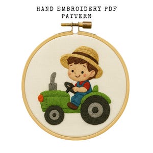 Könnte beinhalten: Handstickmuster-PDF mit einer Illustration eines Kindes, das einen grünen Traktor fährt. Das Kind trägt einen Strohhut, ein rotes Hemd und blaue Latzhosen. Die Stickerei befindet sich in einem Holzreifen.