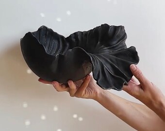 MADE TO ORDER sculpturale handgemaakte kom in zwart satijnglazuur 30x23x15 cm. Uniek servies, middelpunt van een modern interieur, huwelijkscadeau
