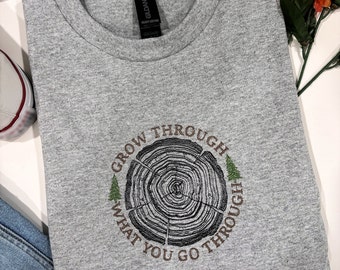 Shirt geborduurde boomringen: Nature Lover T-shirt met ronde hals
