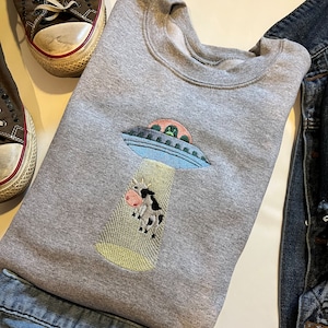 Geborduurd sweatshirt met ruimteschip ontvoering koe | Buitenaardse koe | Esthetisch sweatshirt met ronde hals | Cadeau voor buitenaardse wezens | Ruimteschip-trui