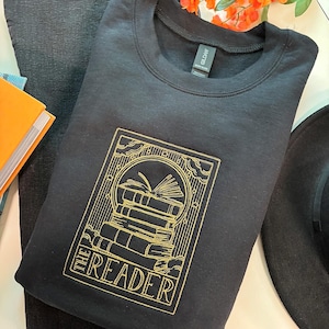 The Reader Tarot Card geborduurd sweatshirt met ronde hals | Gepersonaliseerd | Lezen | Tarot ronde hals | Boekcadeau | Sweater lezen | Boek trui