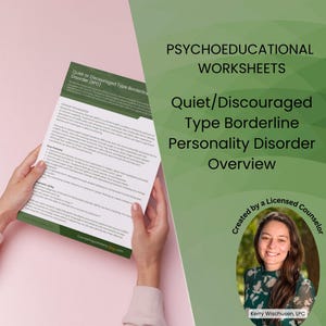 Może przedstawiać: Osoba trzyma zielono-biały arkusz zatytułowany "Quiet or Discouraged Type Borderline Personality Disorder (BPD) Overview". Tekst zawiera "Psychoeducational Worksheets" i "Created by a Licensed Counselor". Tło jest różowe i zielone.