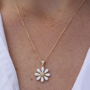 14K Real Solid Gold Daisy Necklace, Pretty Flower Necklace, Gold Flower Charm, Dainty Daisy Necklace