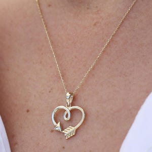 Collana a forma di cuore in oro massiccio 14 carati, collana a forma di cuore con freccia, ciondolo a forma di cuore in oro, regalo d&#39;amore per lei, regalo di San Valentino, regalo di Natale