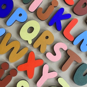 Letras decorativas de madera de colores – Burbujas