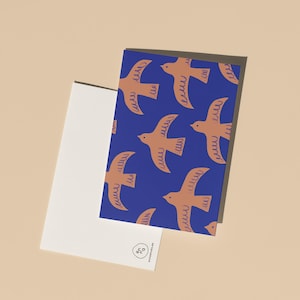Cartão postal com padrão de pássaros feito de papel reciclado