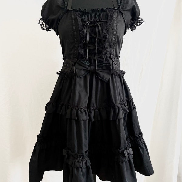 Entdecke den zeitlosen Charme: Das perfekte schwarze Lolita Gothic Kleid für deinen besonderen Anlass!