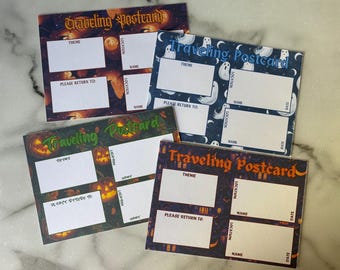 Puede incluir: Cuatro postales con temática de Halloween con el texto "Traveling Postcard". Cada postal tiene espacio para un tema, ubicación, nombre y fecha. Las postales presentan diseños con calabazas, fantasmas y un cielo nocturno espeluznante.