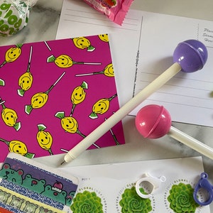 Groovy Retro Nostalgiczny Uśmiechnięty Lizak Cukierek Sucker All-Over Print Pocztówka