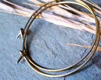 Boucles d'oreilles minimalistes en niobium jaune de 1,5 po. Boucles d'oreilles créoles par thebeadedlily