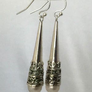 Sterling silver dangle earring with capped freshwater pearl AE31