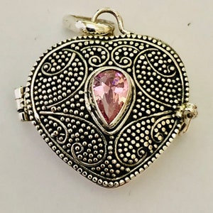 Piedra de nacimiento de cuarzo rosa octubre) Colgante de recuerdo de corazón de plata de ley con collar de cadena PL6