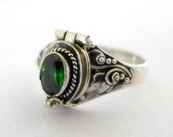 Anillo con medallón Bali AR04 de plata de ley con cuarzo verde, color piedra natal de mayo, veneno