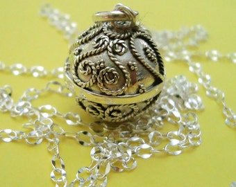 Collar de maternidad con bola de armonía mexicana en plata de ley de 14 mm con pequeño corazón y campanilla, cadena de 14" a 36" (65)