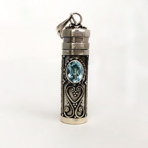 32mm x 9.5mm Caja de tubo de oración de plata de ley Sky Blue Topaz Diciembre colgante de piedra de nacimiento y collar de cadena PR52