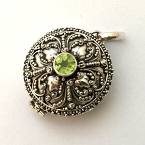 Green Peridot Bali Sterling Silver Locket Pendant Keepsake Chain Necklace PL24