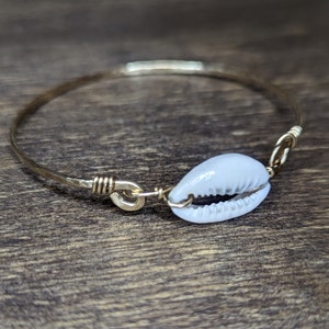 Cowrie Beach Bangle - Scegli la tua taglia, il tuo filo e la tua consistenza