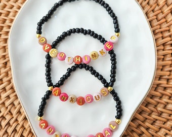 Pulsera negra con letras multicolores / Pulsera de amistad antisocial ansiosa overthinker / Regalos de cumpleaños / Regalos para mujeres / personalizables