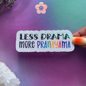 Adhesivo de vinilo holográfico permanente resistente al agua / Menos drama, más pranayama / Adhesivo de yoga