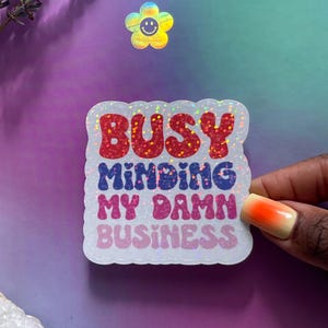 Adhesivo de vinilo holográfico permanente resistente al agua / Busy Minding My Damn Business / Adhesivo de bienestar