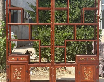 Traditionele handgesneden houten vitrinekast, sierlijke, met bloemen geschilderde houten opbergkast, elegante houten boekenplank