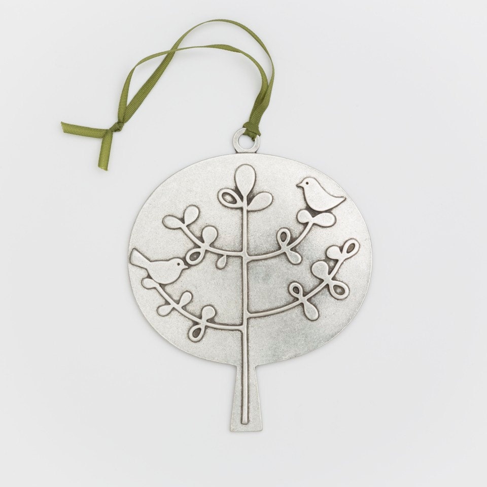 Deux Birdies Dans Un Ornement d'arbre