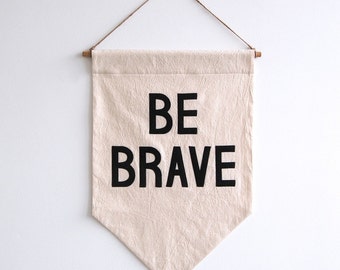 BE BRAVE Banner / der original Affirmation Banner Wandbehang, Baumwoll-Wandfahne, handgemachte Erbstück Qualität, historischer Vintage Stil