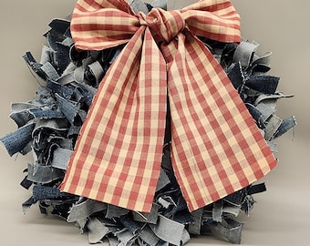 Rustikaler Denim-Kranz mit rot-weiß karierter Schleife | Bauernhaus Haustür Dekor | Country Vaterländischer Kranz
