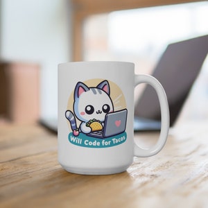 Pode incluir: Caneca de cerâmica branca com um gato de desenho animado vestindo uma camisa azul e branca e segurando um taco. O gato está sentado em frente a um laptop com um coração rosa na tela. O texto "Will Code for Tacos" está impresso na caneca.
