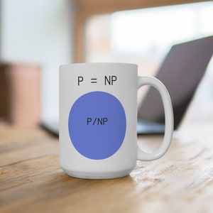 Puede incluir: Taza de cerámica blanca con un círculo azul y el texto "P = NP" y "P/NP" impreso en ella.